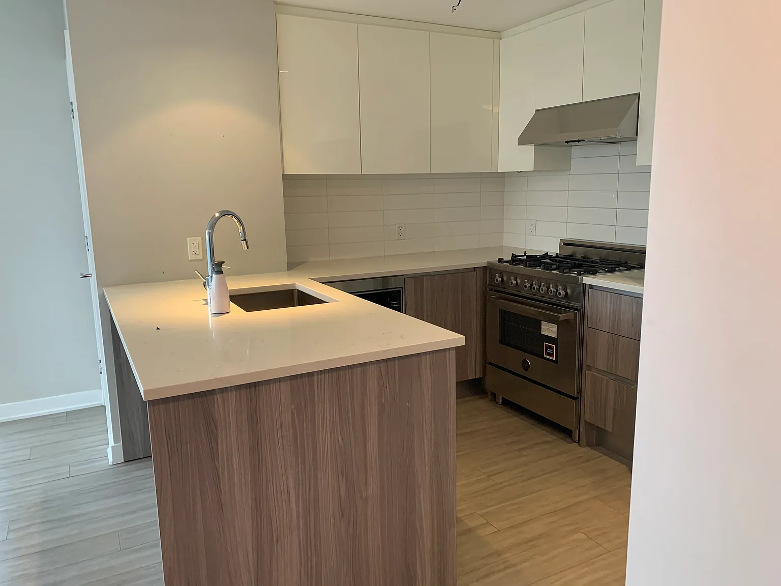 4900 Lennox Lane Burnaby — Photo 3