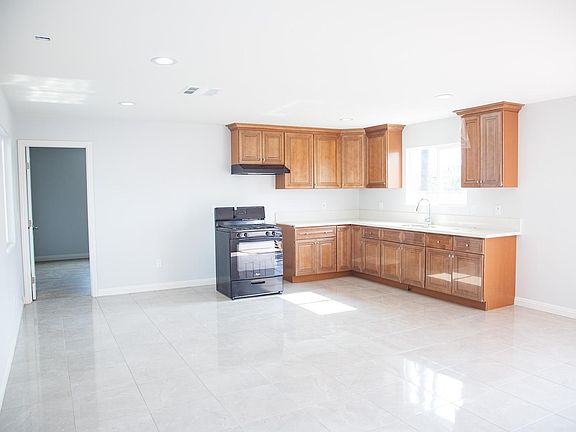 5th image of 13651 Illinois St #2