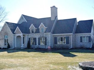 207 Muirfield Cir, North Prairie, WI 53153