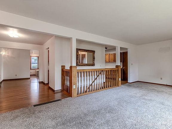4th image of 100 Meadow Ln