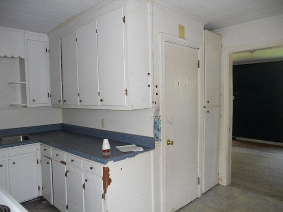 4th image of 803 Melville Ave