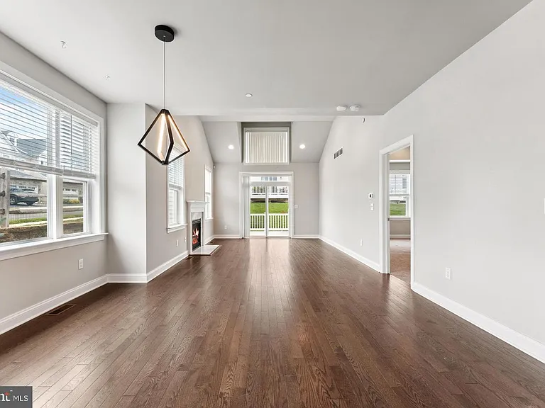 38 Lacey Ln — Photo 8
