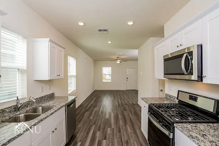 3 bed, 2.0 bath, 1105 sqft, $1,560 — Photo 4