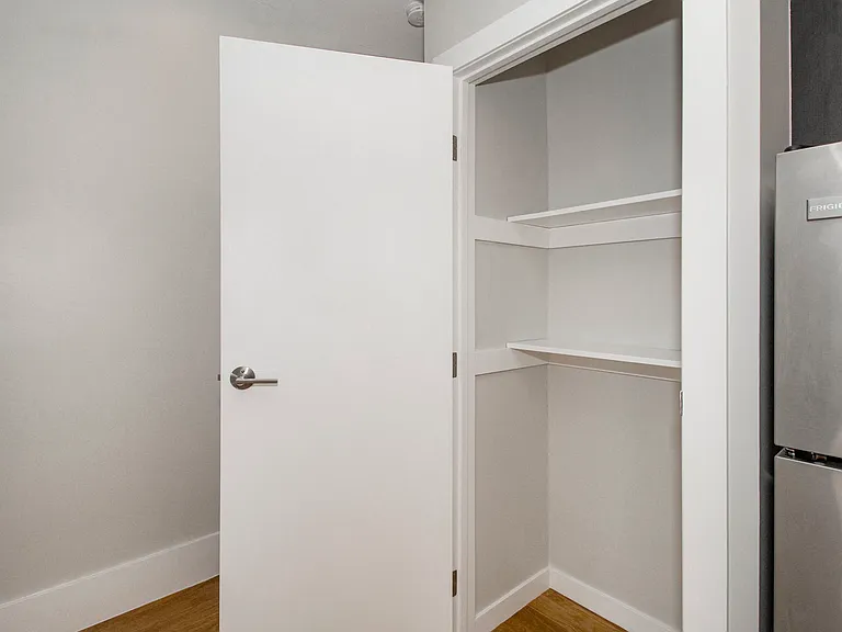 520 Scott — Photo 4