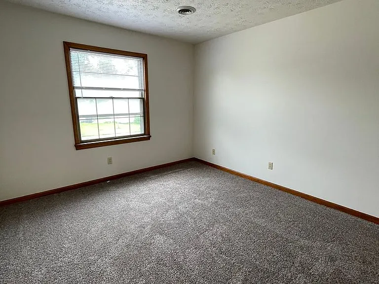 Lynn-Gail Apartments — Photo 10