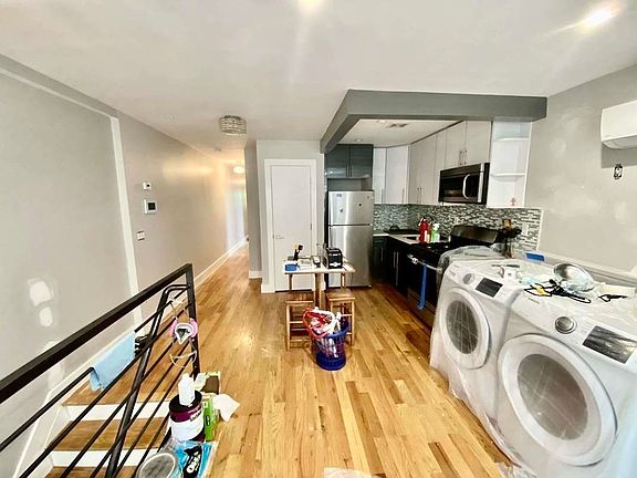 4th image of 801A Willoughby Ave #2F