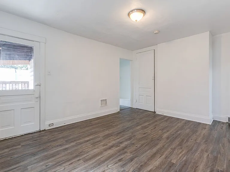 2120 Salisbury St S — Photo 26