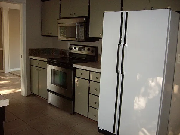 Large 3 bedroom, 2.5 bath, split level home in the Coburg Road area! — Photo 4