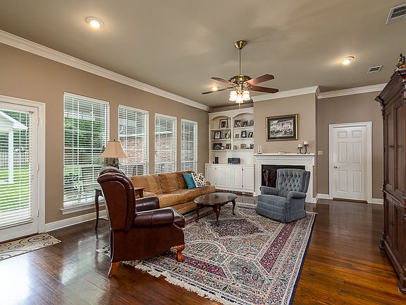 Large LR w/ view of backyard