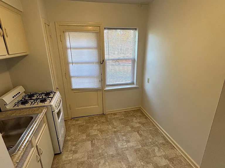 7838 Harwood Ave — Photo 2