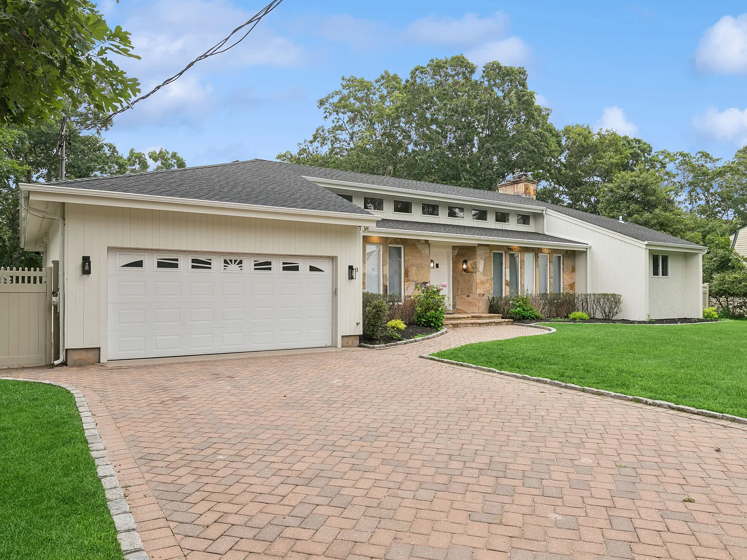 Summer Rental In Old Harbor Colony — Photo 1