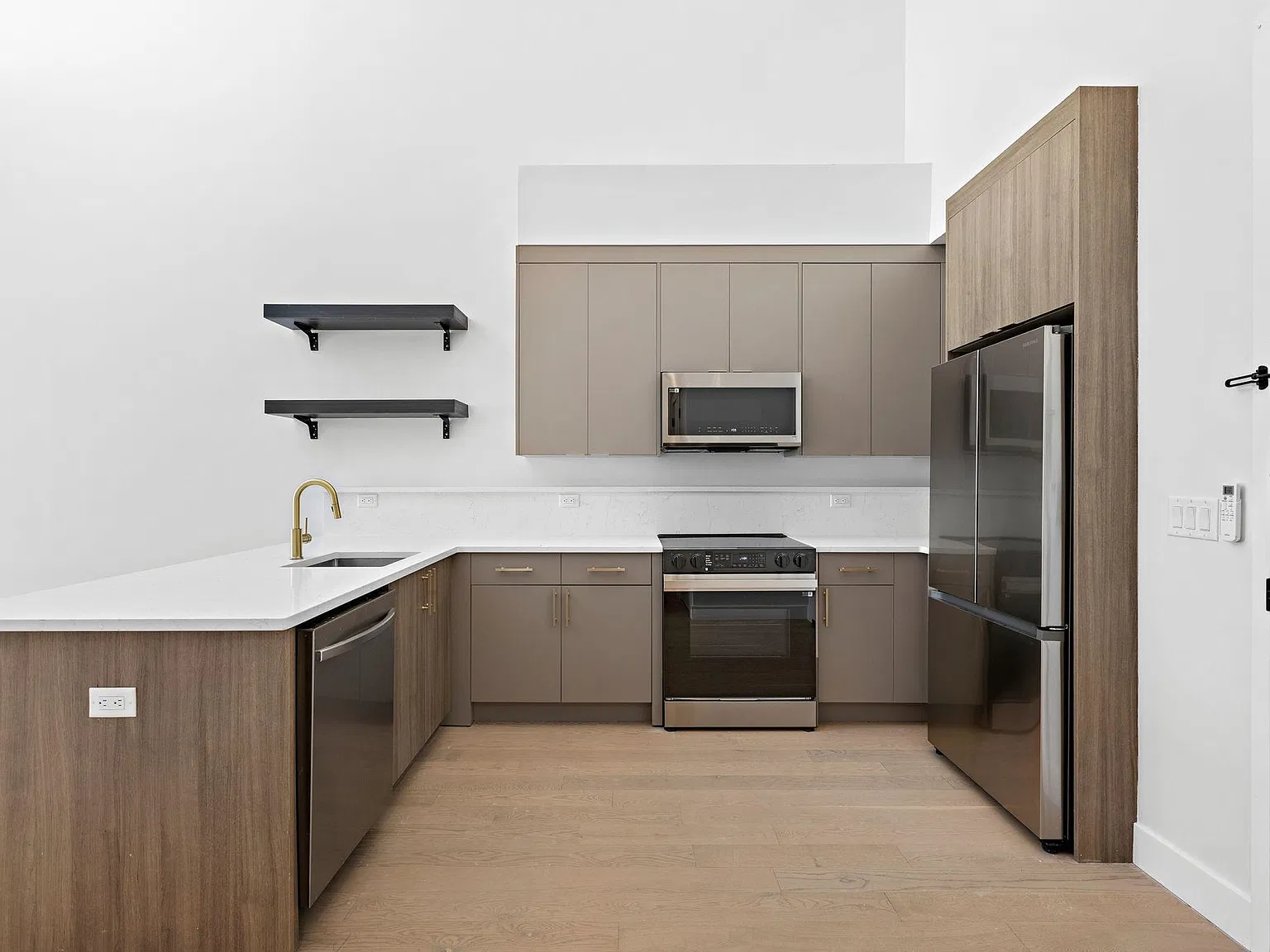 2 bed, 2.0 bath, 1021 sqft, $3,200 — Photo 3