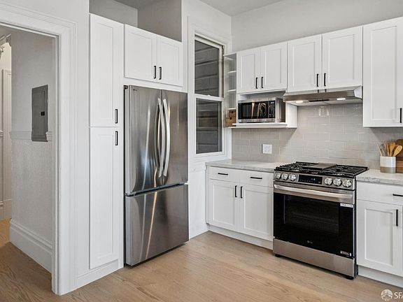 5th image of 782 Green St