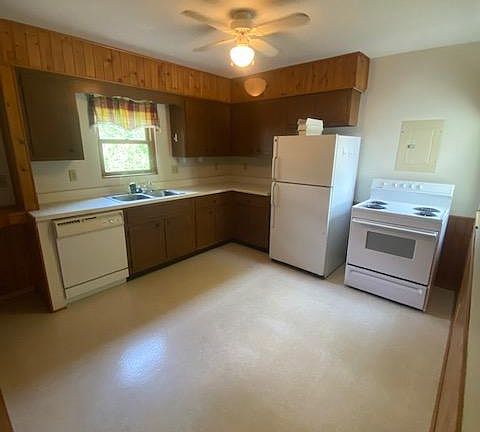 Kitchen with appliances. Ceiling fan.