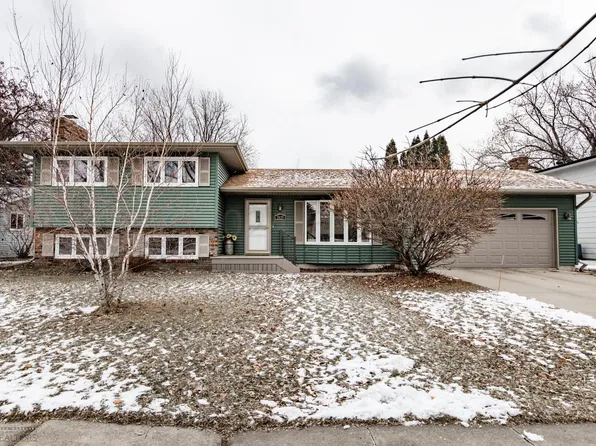 2825 Longfellow Rd N, Fargo, ND 58102