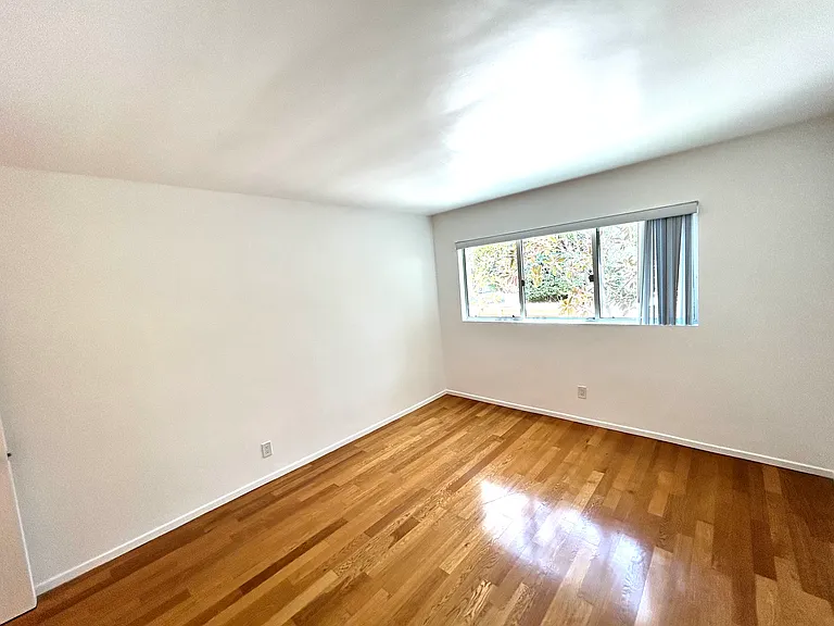 1346 N Laurel Ave #101 — Photo 8