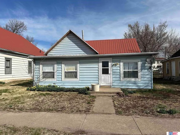 807 3rd St, Fairbury, NE 68352