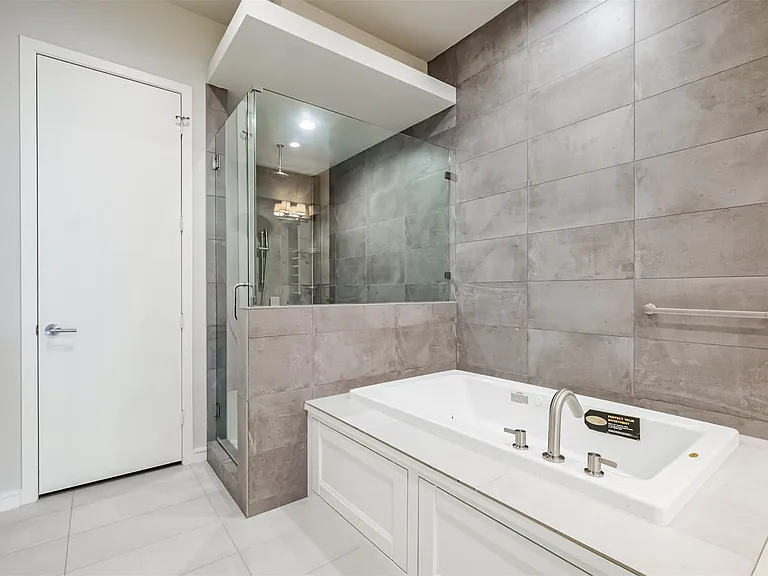 711 W Clay St — Photo 34