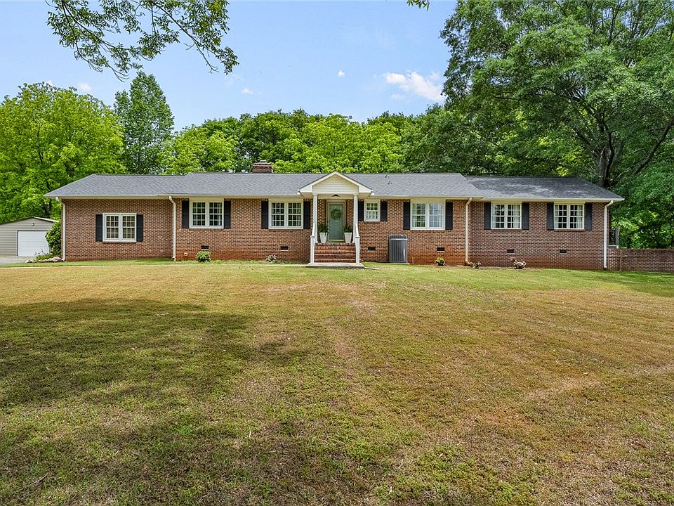 1st image of 915 Cricket Ln