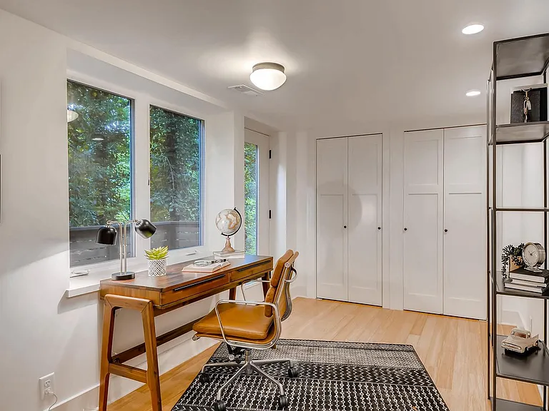 126 NW Maywood Dr — Photo 5