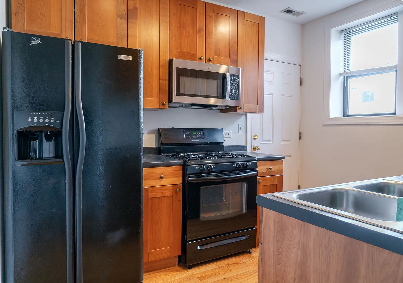 North Lincoln Square - 2 Bed / 1 Bath - In Unit Laundry — Photo 1