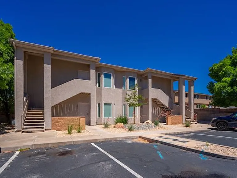 Valley View Condos — Photo 12
