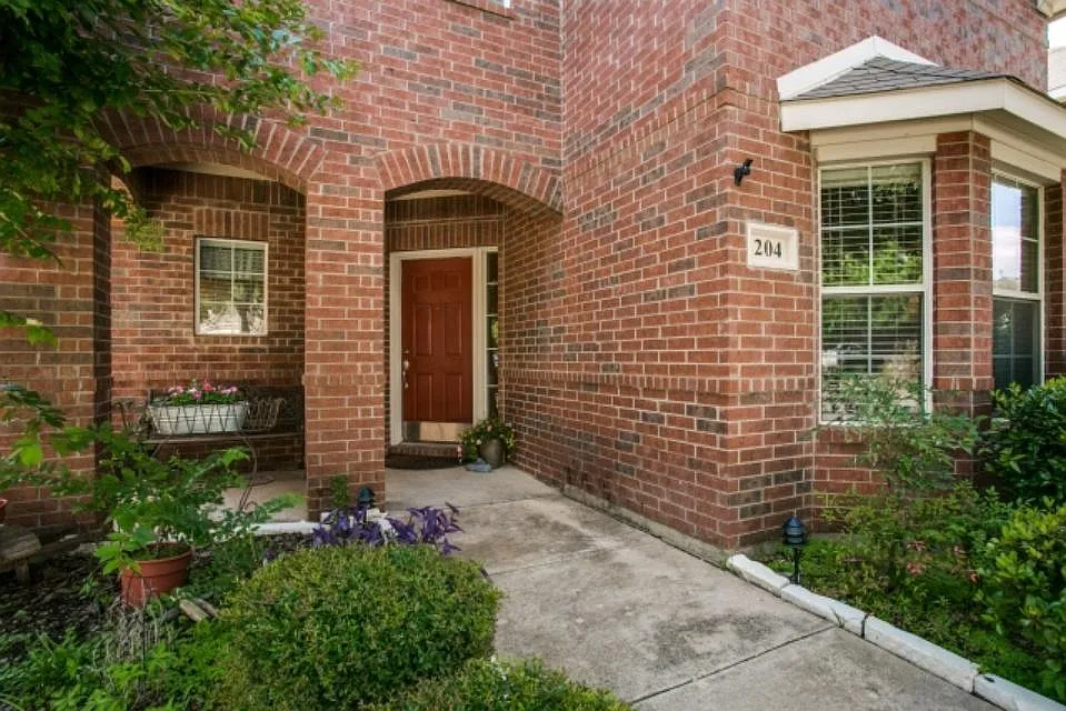 204 Colonial Ln — Photo 1