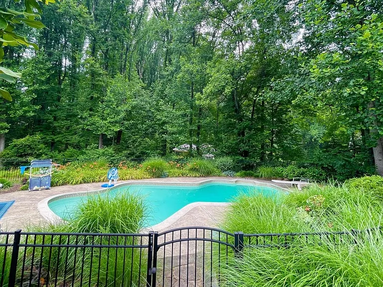 11002 Warwickshire Dr — Photo 52