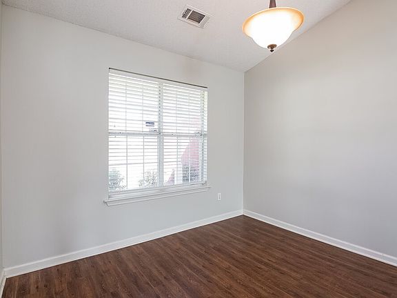 4th image of 2571 Waverly Dr