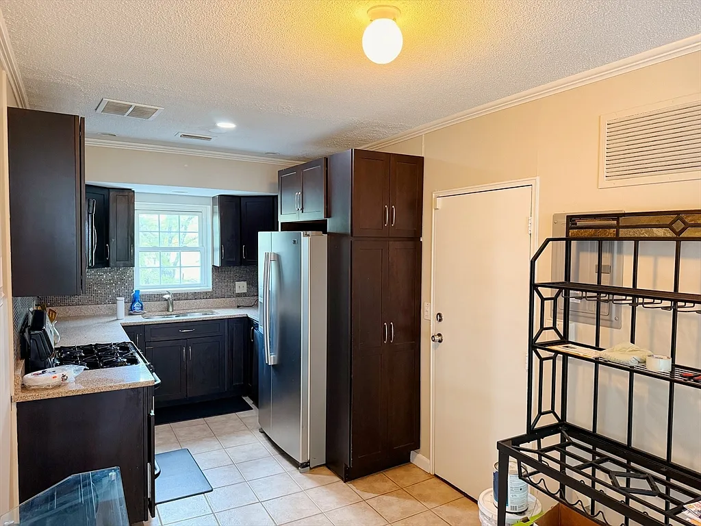 3 bed, 2.0 bath, 1057 sqft, $3,450 — Photo 2