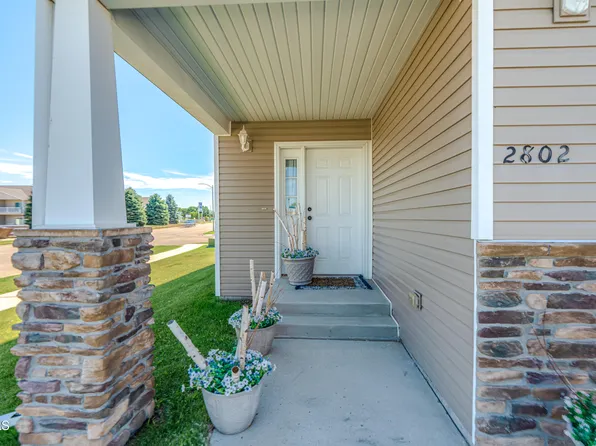 2802 Waters Edge Ln SE, Mandan, ND 58554