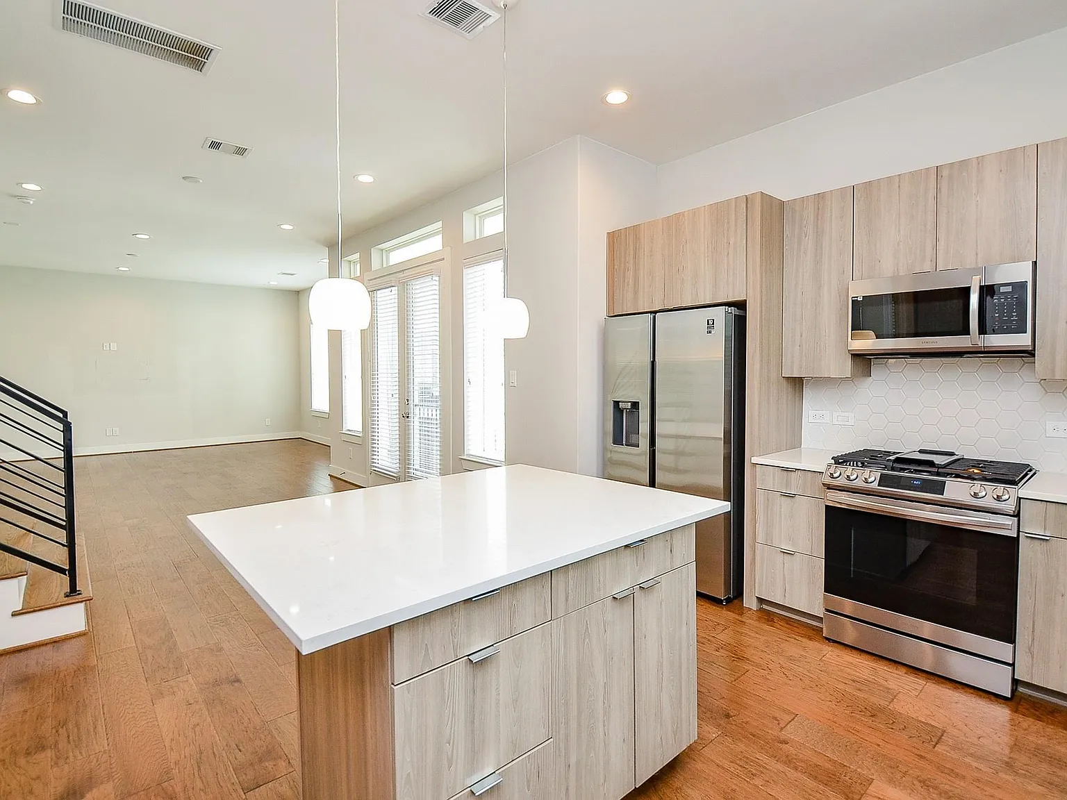 3 bed, 3.5 bath, 1993 sqft, $3,200 — Photo 4