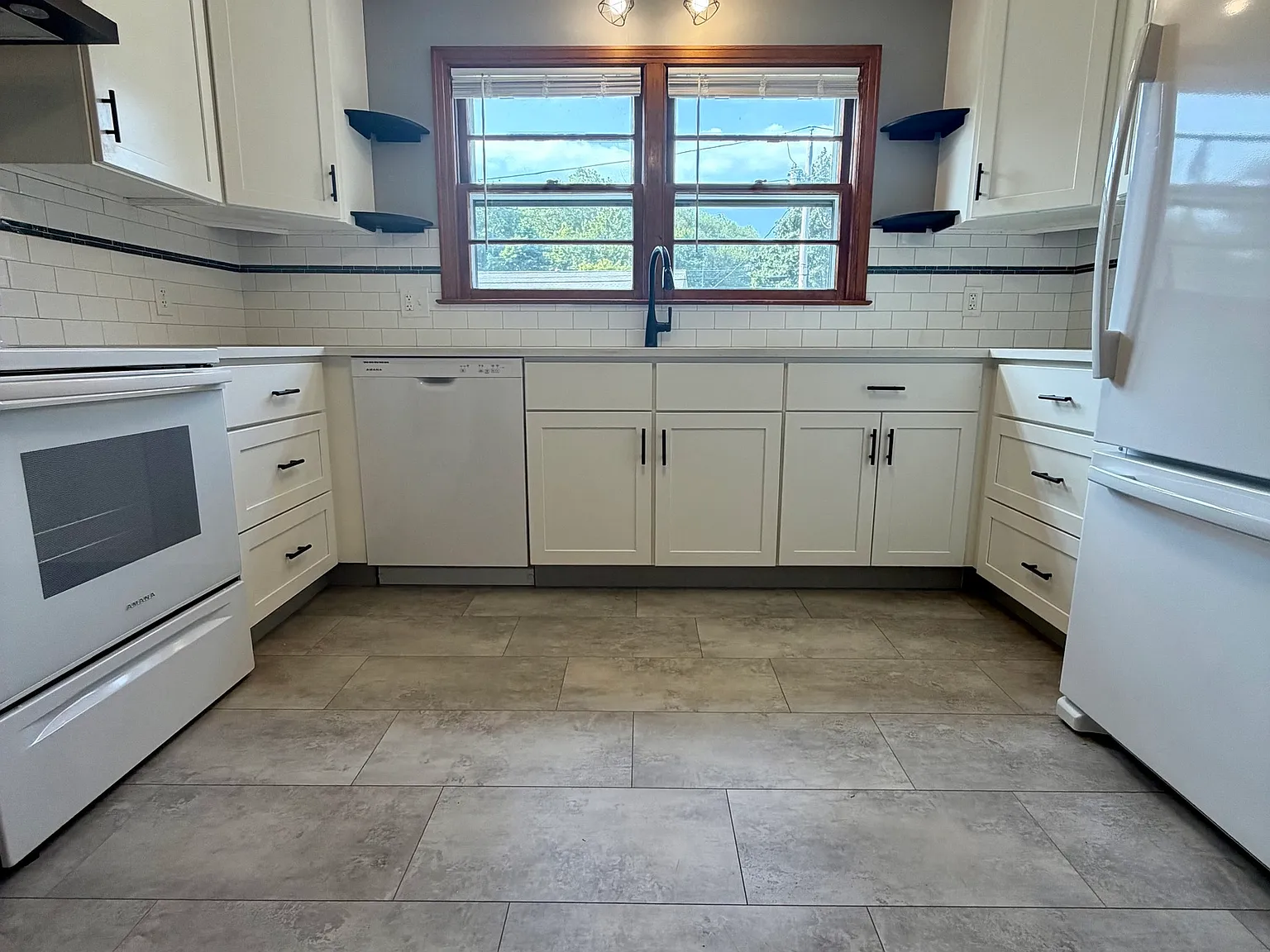3 bed, 1.5 bath, 1216 sqft, $3,000 — Photo 2