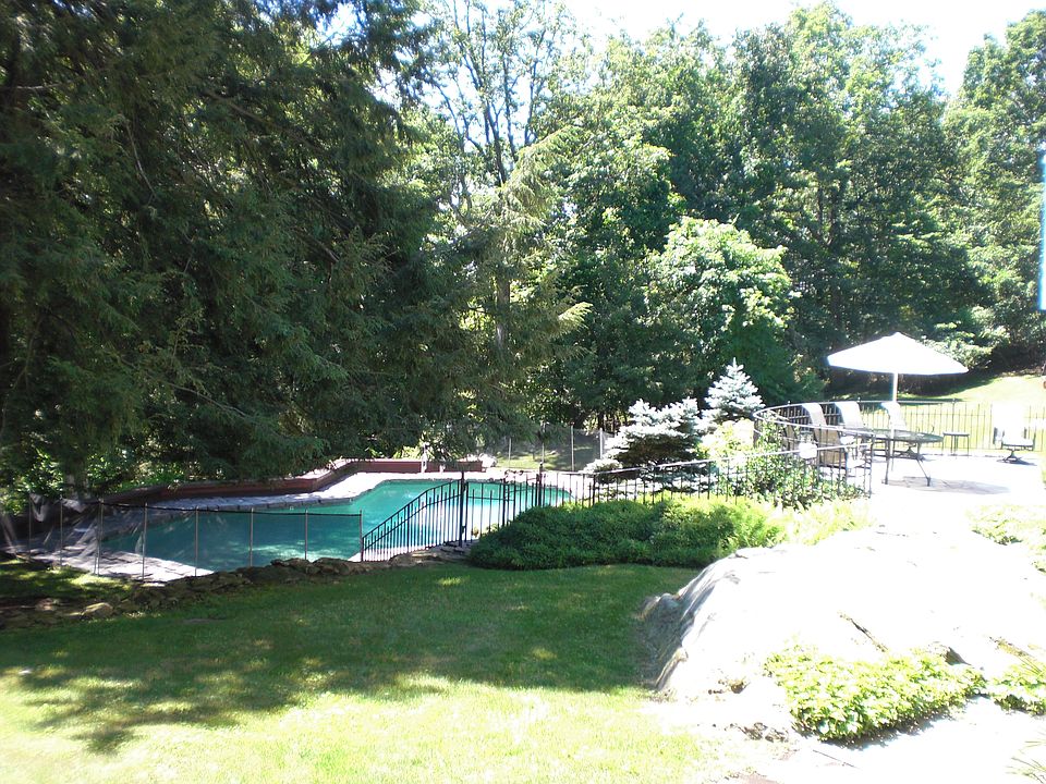 2nd image of 216 Eastwoods Rd