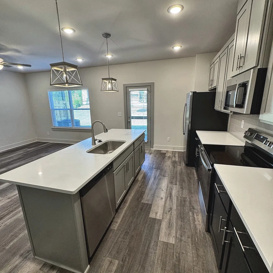 4 bed, 1909 sqft, $2,800 — Photo 4