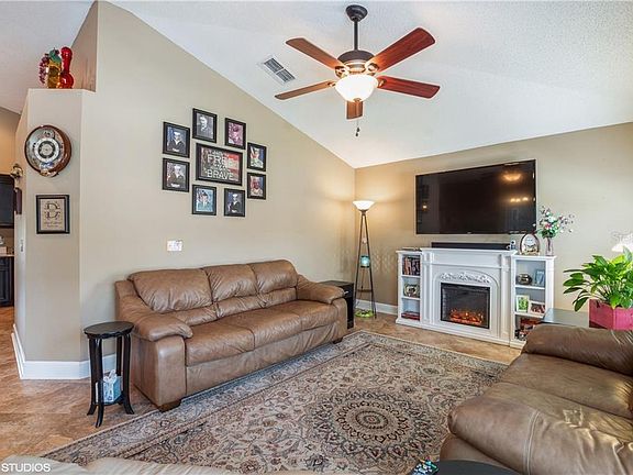 3rd image of 12832 Lakebrook Dr