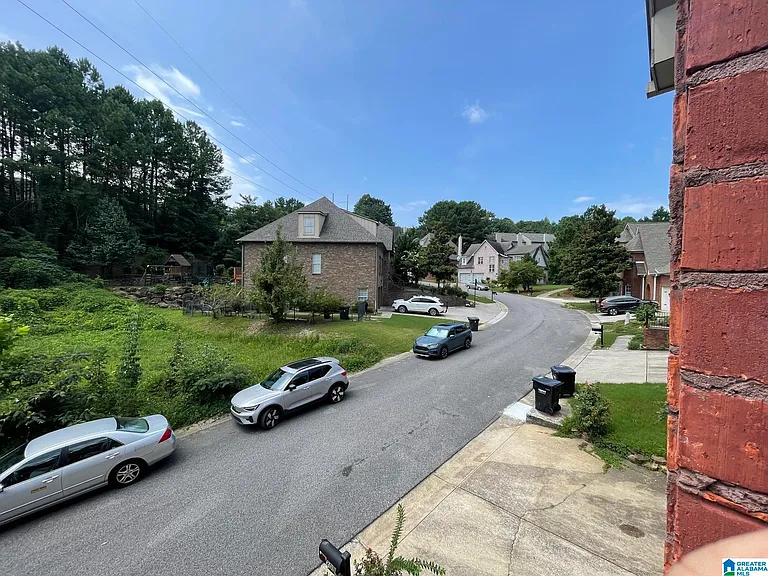 208 Castlehill Dr — Photo 2