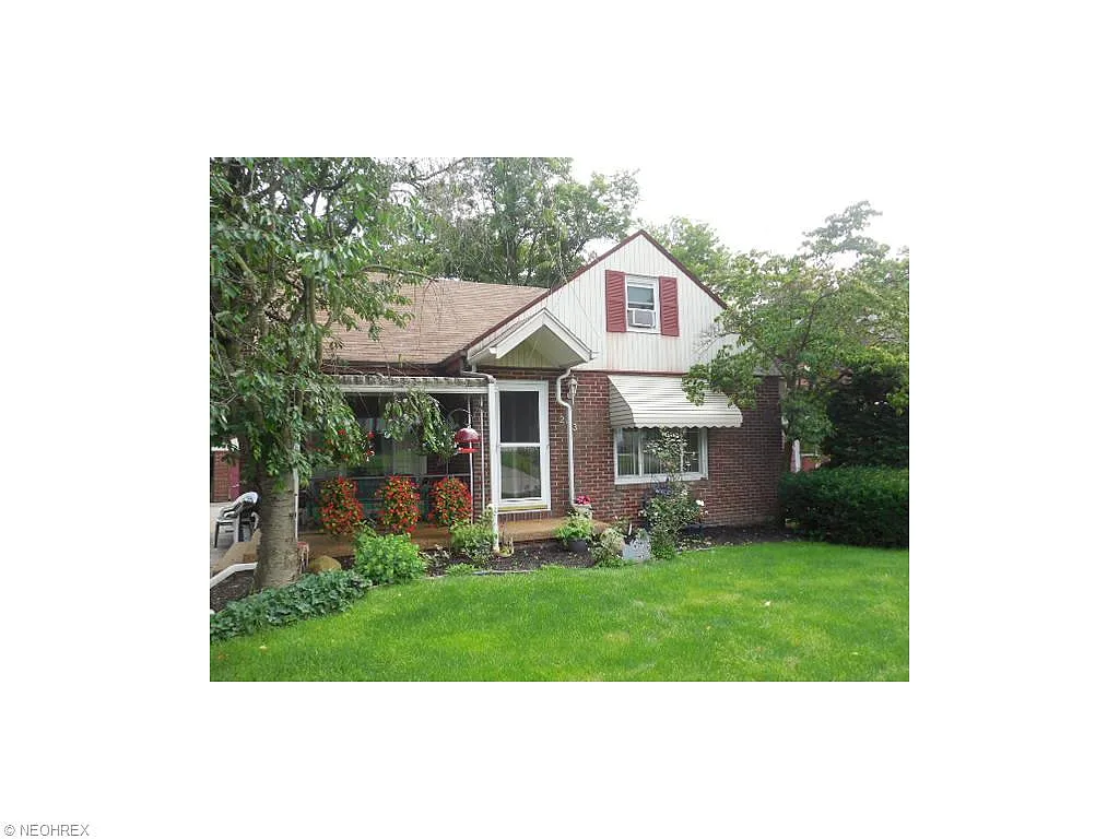 293 Sanderson Ave photo 1