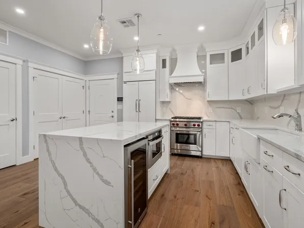 298 Washington St #206, Westwood, MA 02090