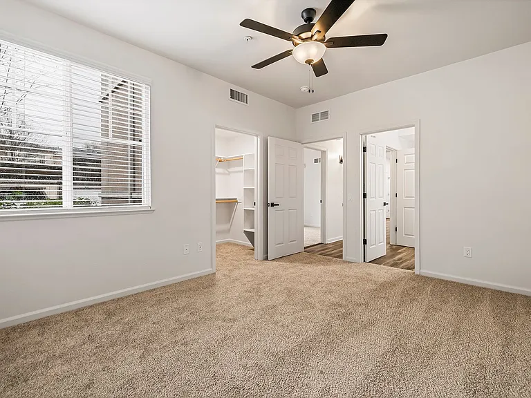 Sterling Oaks Luxury Apartments — Photo 53