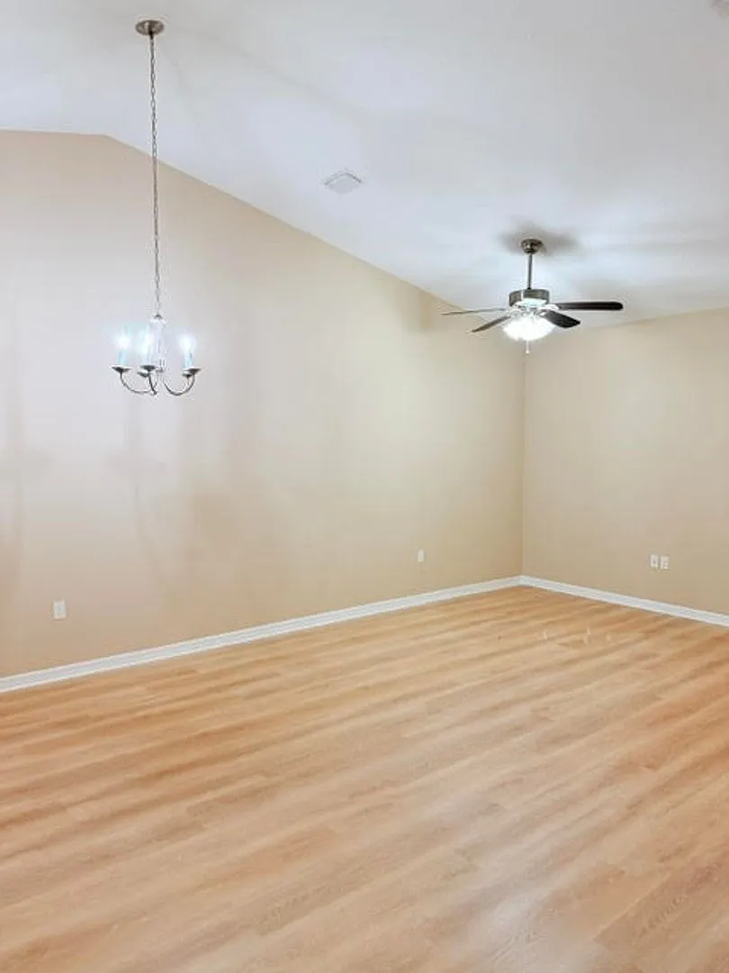 113 Brunswick Ln — Photo 3