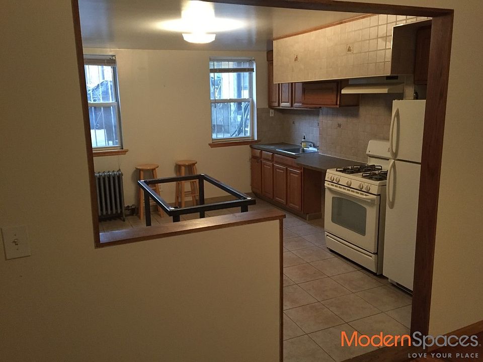 2nd image of 229 Ainslie St APT 1