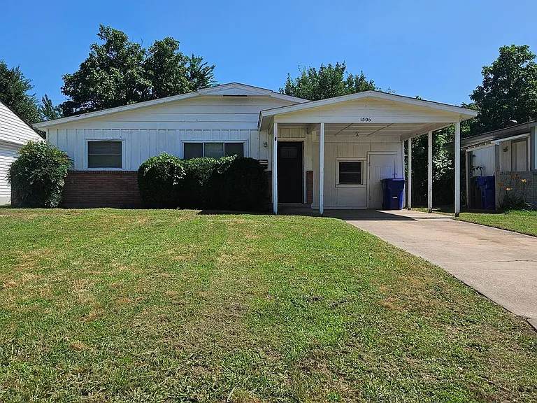 1506 Dakota St — Photo 1
