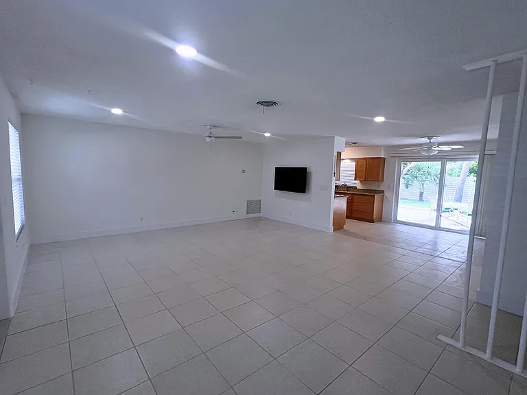 1260 Manor Dr — Photo 4
