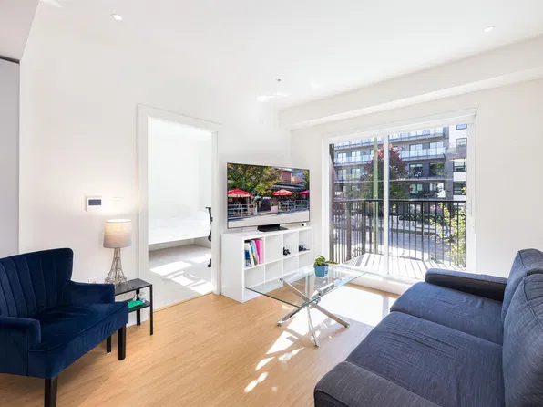 2235 Broadway E #204, Vancouver, BC V6K 2E3