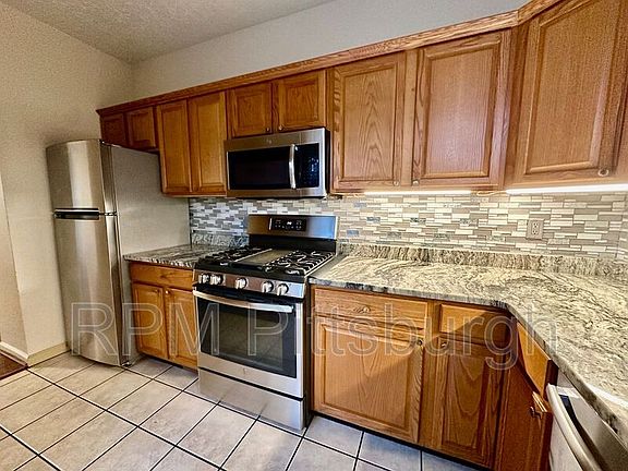 2nd image of 2118 Sidney St
