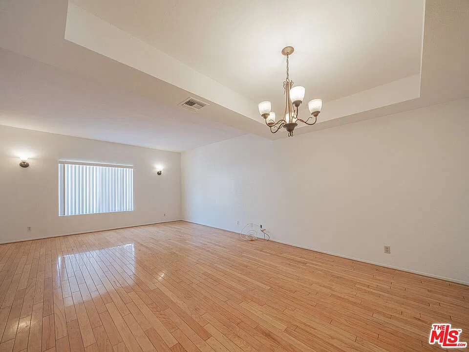3 bed, 3.0 bath, 1487 sqft, $4,000 — Photo 2