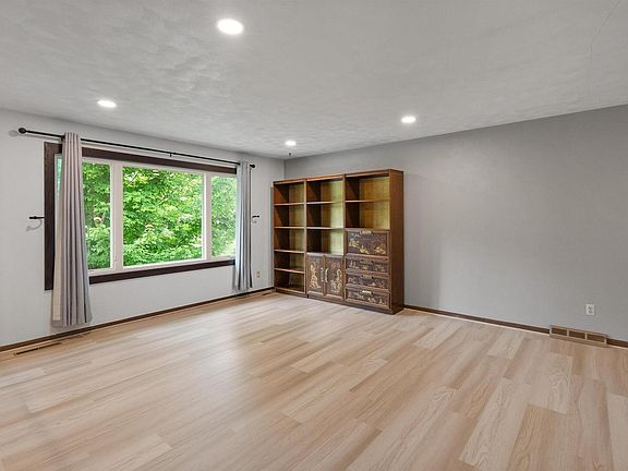 4th image of 1701 89th Ave W