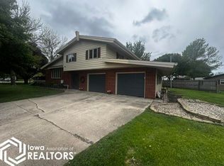 725 2nd St NW, Britt, IA 50423