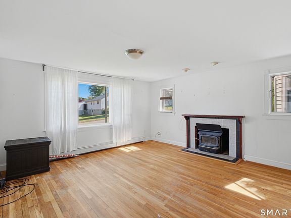 4th image of 70 Leslie Court